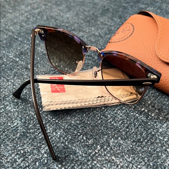 Ray-Ban Clubmaster Fleck Sunglasses with Leather Case - Picture 3 of 3